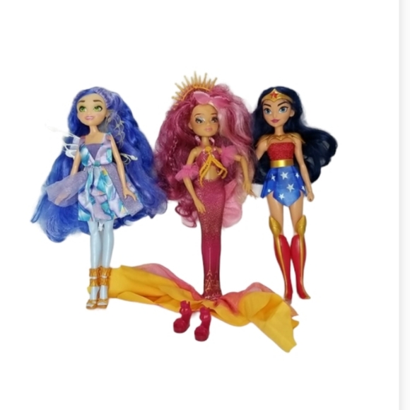 Wonder Woman Barbie Dolls - Picture 3 of 15